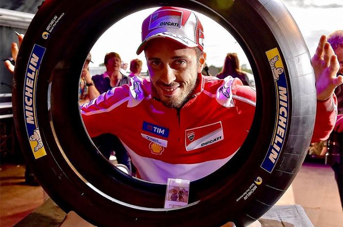 Pembalap Tim Ducati MotoGp, Andrea Dovizioso memegang ban depan Michelin