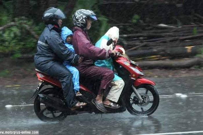 Pengendara Motor Saat Hujan