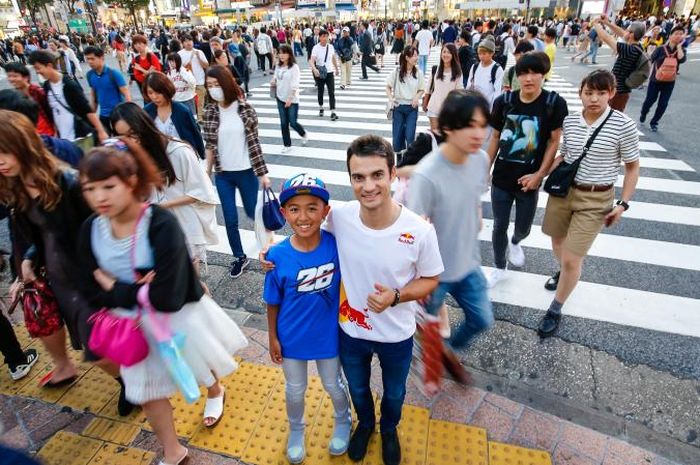 Dani Pedrosa dan fansnya asal Jepang