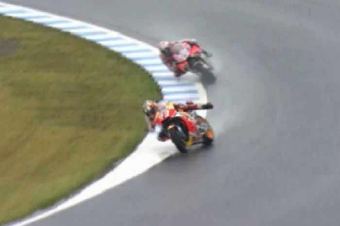 Momen saat Marquez nyaris jatuh di tikungan 8,  Dovizioso terus menekan. Foto:  Crash.net