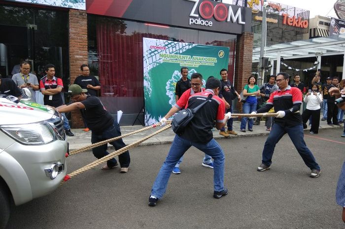 Diesel Day 2017. Tarik mobil berpenumpang