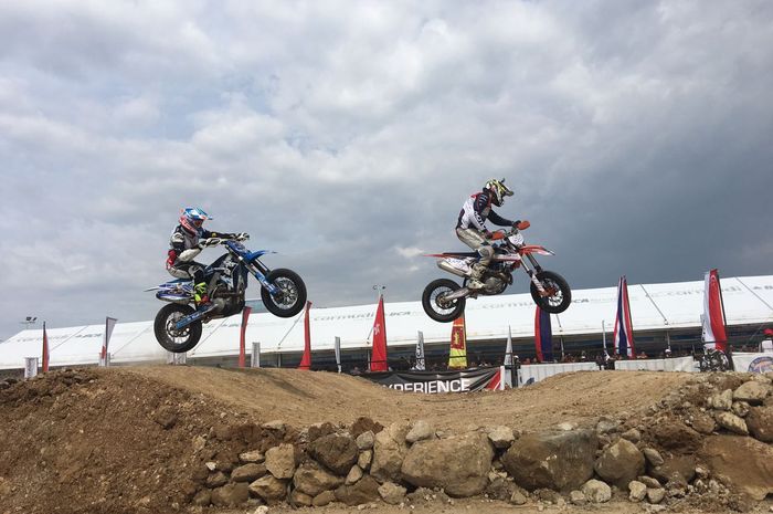 Duel Pembalap di FIM Asia Super Moto
