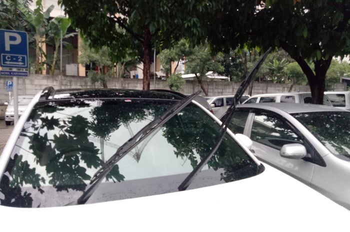 mengangkat wiper mobil saat parkir