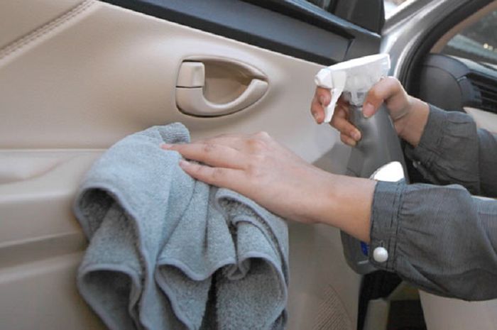 Bersihkan saku mobil