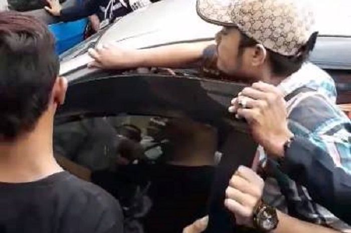 Komen netizen soal emak-emak telanjang dada