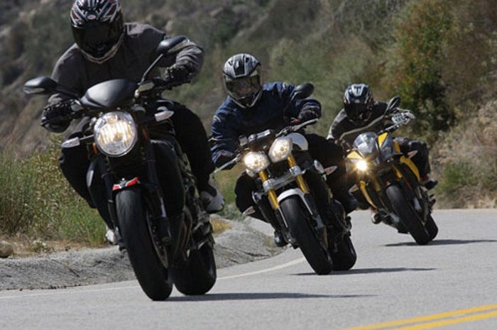 Bikers riding dan touring