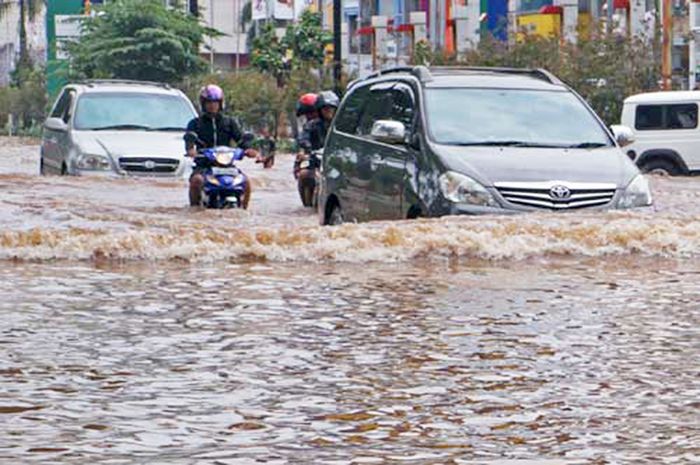 Motor dan mobil terabas banjir