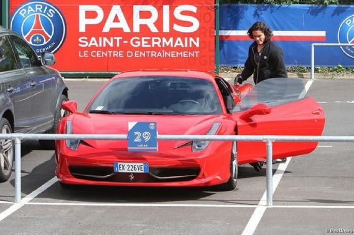 Edinson Cavani dan Ferrari 458 Italia miliknya