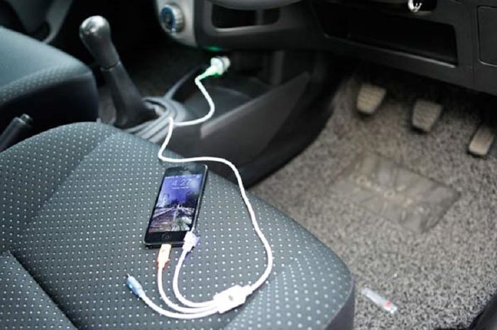 charge handphone di mobil