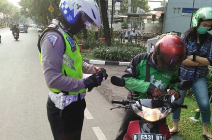 Polisi menilang pengendara yang melawan arus