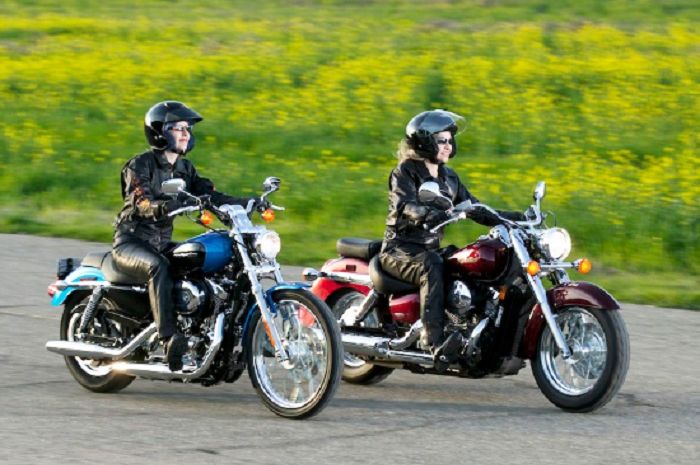 2 Lady Biker Riding Motor dan Helm Klasik