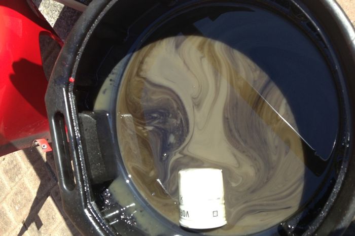 Ilustrasi warna oli mesin tercampur air