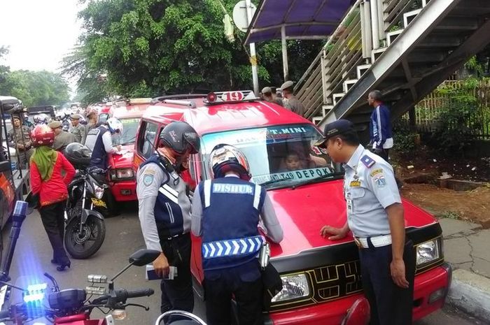 Angkot di Jakarta akan dibatasi kecepatannya.