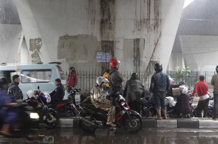 Berteduh di bawah jembatan bisa bikin macet