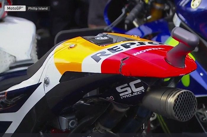 Bagian belakang motor Marc Marquez retak akibat tersundul pembalap lain
