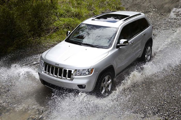 Ilustrasi mobil saat lewati banjir