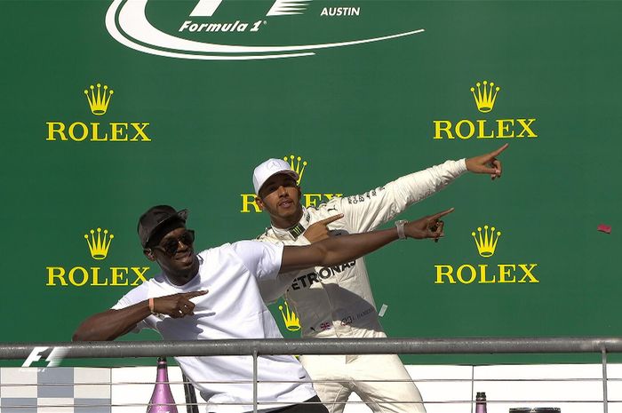 Usain Bolt dan Lewis Hamilton berpose dengan gaya kemenangan ala Bolt