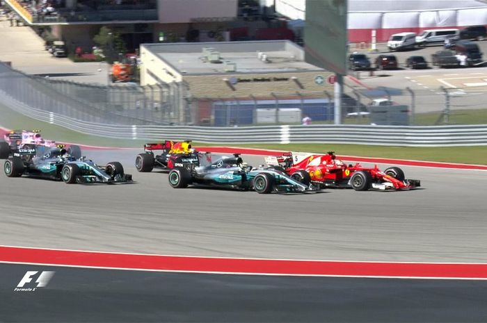 Sebastian Vettel memimpin di tikungan pertama