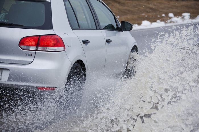 Ini sebabnya kenapa mobil bekas tidak boleh ngasal melibas genangan air saat hujan (foto ilustrasi)