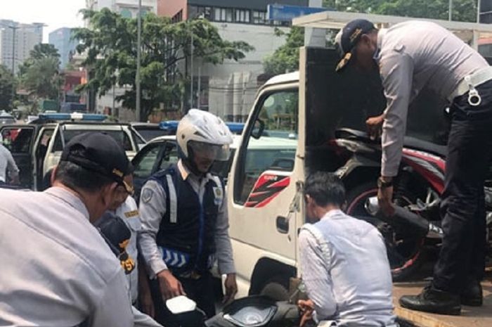 Motor pun tercyduk parkir di trotoar