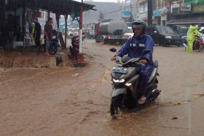 Motor matic terjang hujan dan genangan