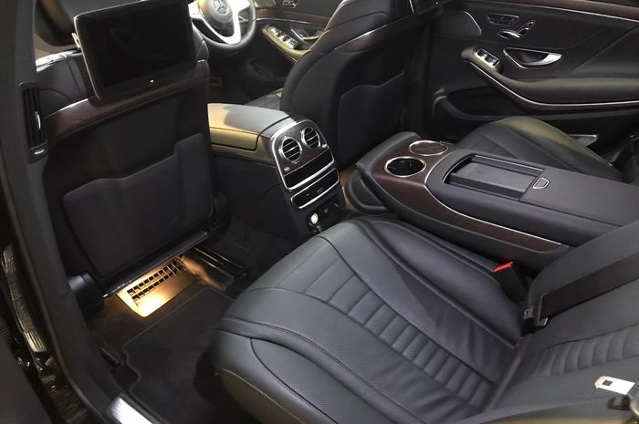 Wireless charging ada di armrest jok depan dan belakang