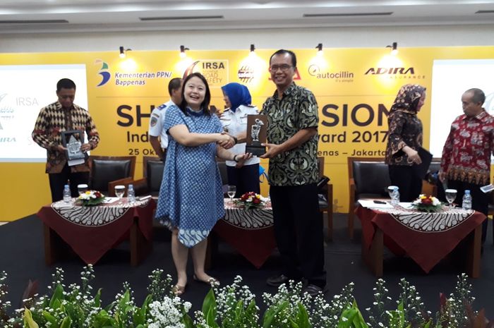 Pembicara Yayat Supriyatna mendapat plakat penghargaan