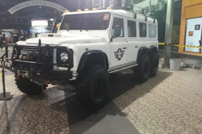 Land Rover Defender yang punya tampilan mewah sekaligus gagah bak panzer