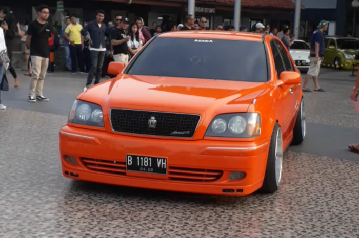 Toyota Crown Athlete V bisa bikin acara jadi sumringah dengan gaya VIP stance-nya.