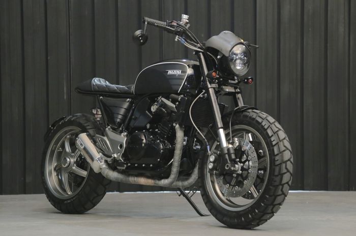 Suzuki Inazuma kustom daf&eacute; racer scrambler dari Katros Garage