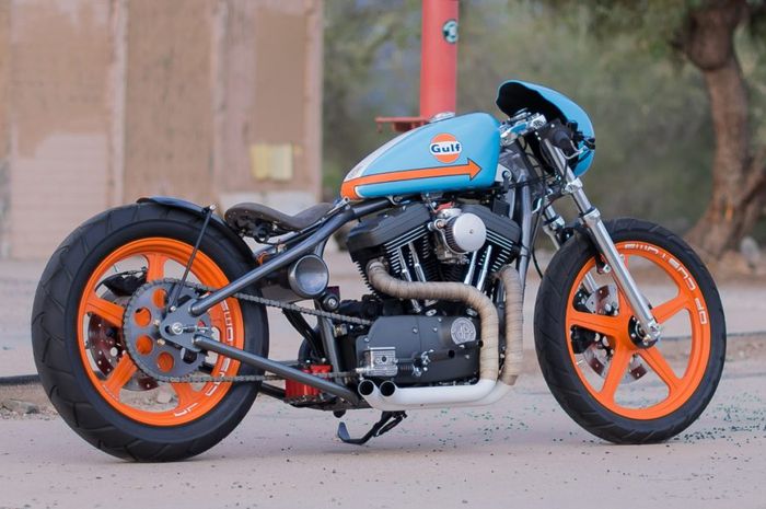 HD Sporster 1200 kustom bobber dengan livery khas Gulf Racing, dilansir oleh www.specialracer.com