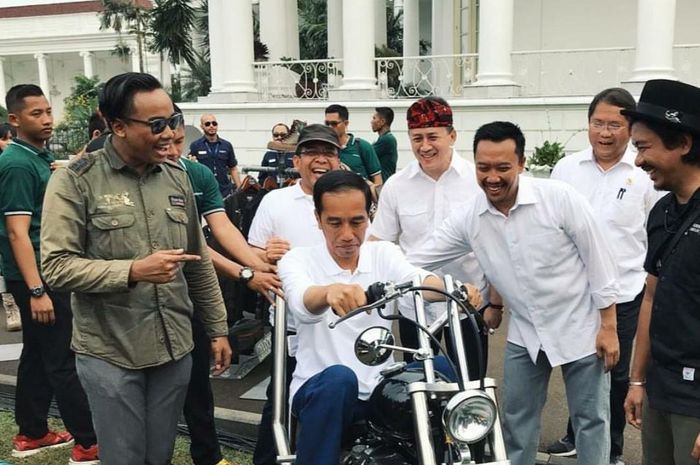 Presiden Jokowi naik motor Chopper custom bikinan Indonesia 