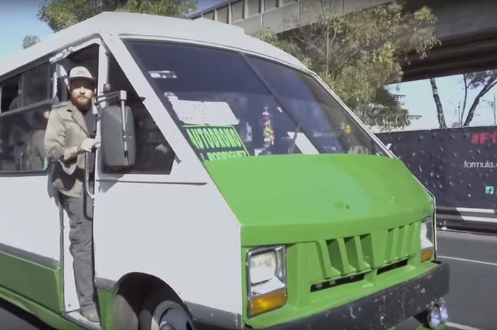 Max Verstappen naik bus umum menuju sirkuit