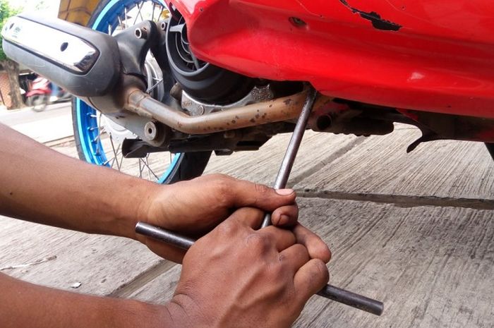 Bongkar pasang knalpot motor rentan bikin paking bocor