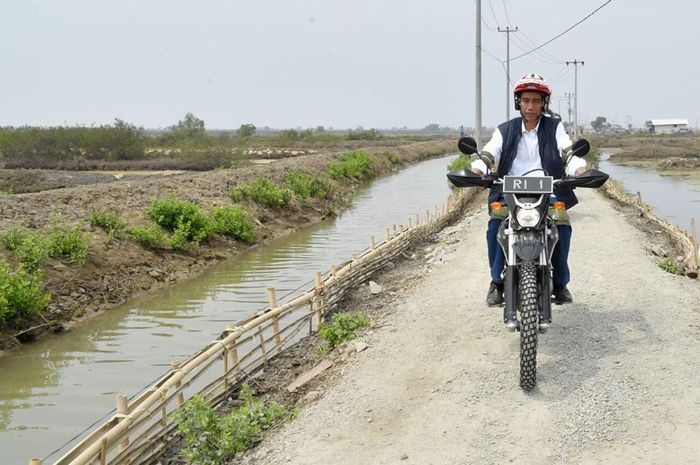 Presiden Joko Widodo kembali ngegas Kawasaki KLX 150