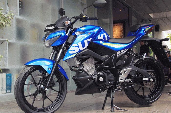 Suzuki GSX-S150 punya headlamp yang nyentrik, dan joknya menganut split seat