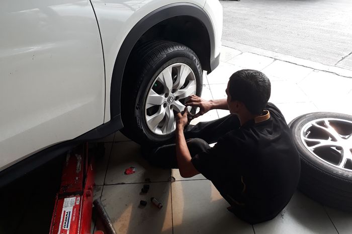 Buka baut roda mobil