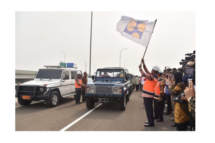 Presiden Joko Widodo naik Land Rover Defender