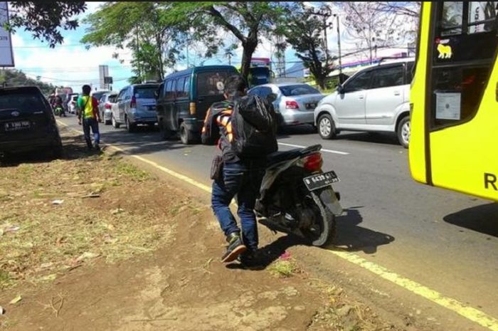 Ilustrasi motor mogok, ada aplikasi bengkel yang bisa bantu motor mogok 24 jam