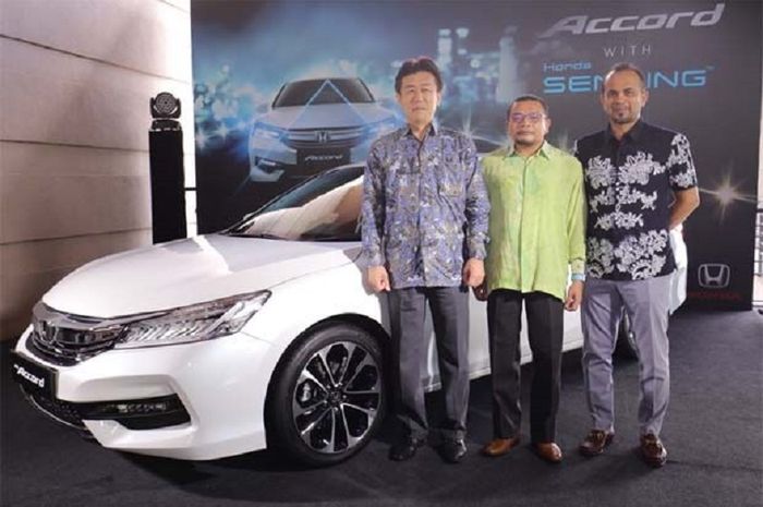 Honda Malaysia MD dan CEO Toichi Ishiyama, President dan COO, Roslan Abdullah, dan Group Vice President, Akbar Danial pada saat peresmian Honda Accord 2.4 VTi-L Advance dengan teknologi Honda Sensing