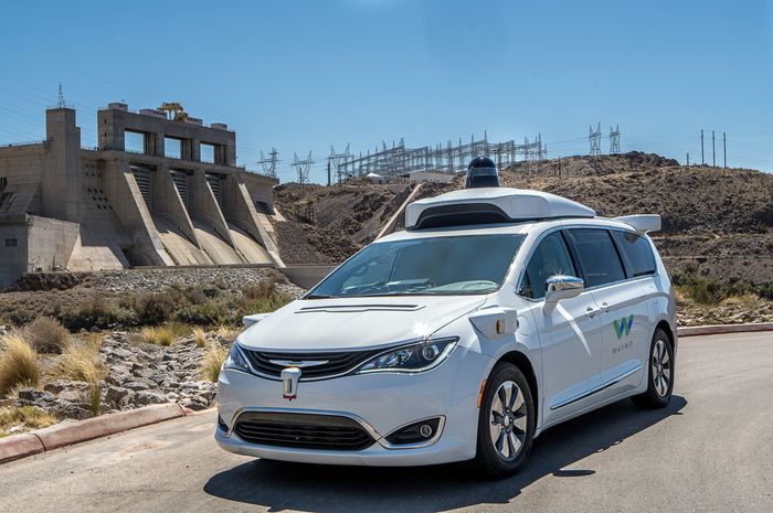 Chrysler Minivan dengan teknologi self driving Waymo