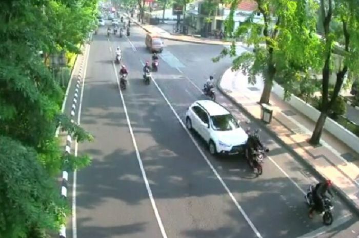 Mistubishi Outlander menabrak 3 pengendara motor di Jalan Darmo Surabaya