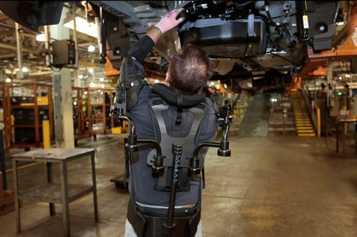 Teknologi Iron Man Exsoskeletons yang diuji coba di perusahaan Ford