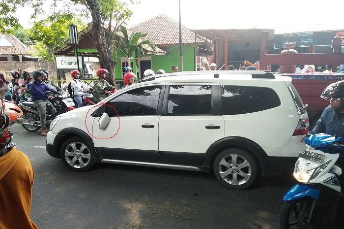 Mobil 'goyang' berhasil dihentikan polisi, Solo (9/11/2017)