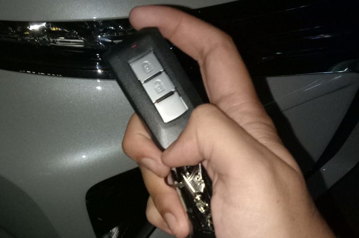 Membuka pintu dengan remote smart key