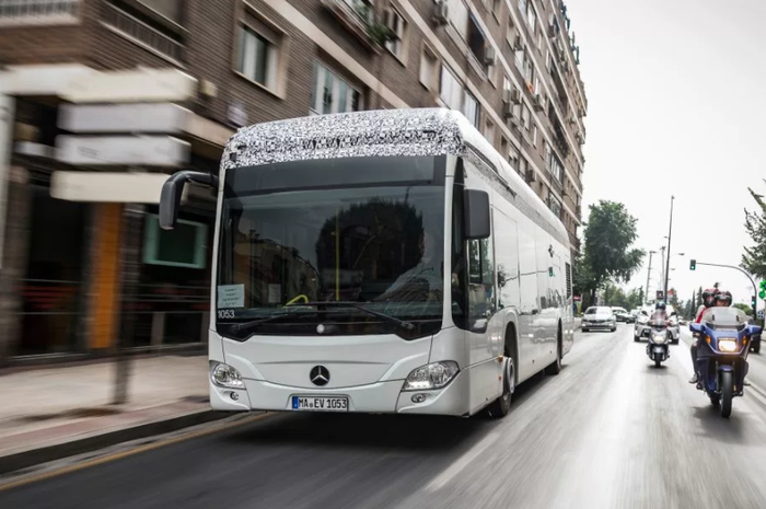 Bus milik Mercedes-Benz sedang melakukan uji coba baterai mereka 