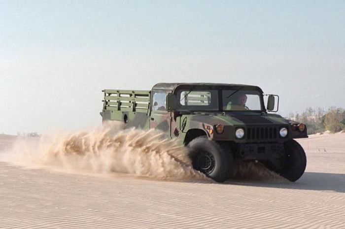 Humvee, produk AM General sedang melintas di sebuah gurun