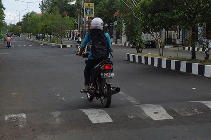 Polisi tidur banyak bertebaran di jalan raya.