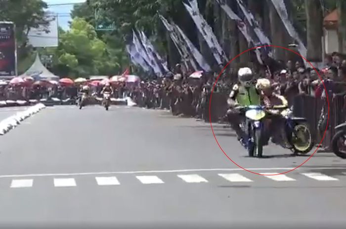 Pembalap sengaja senggol pembalap lain