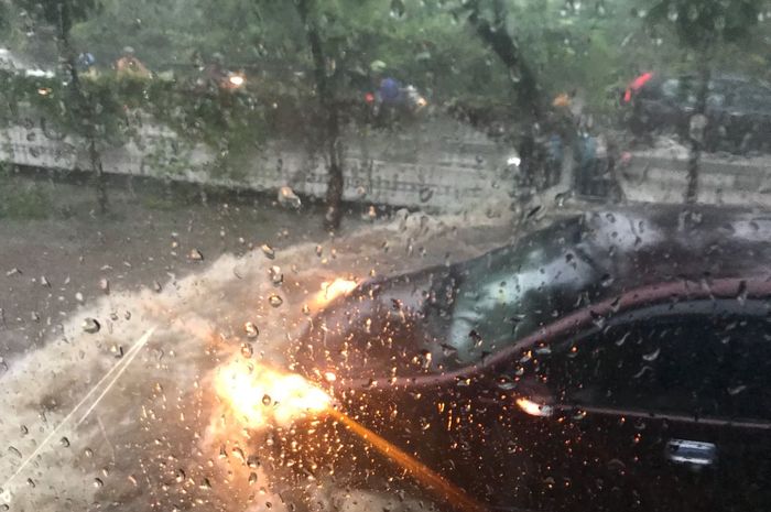 Mobil melewati banjir